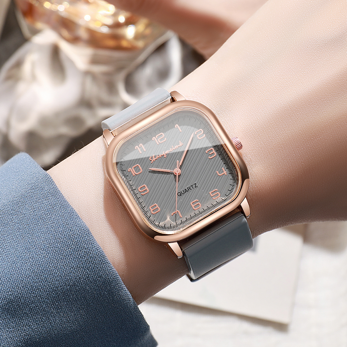 Fashion Square Women Watches C - مراجعة Silicone Band Women وسعره